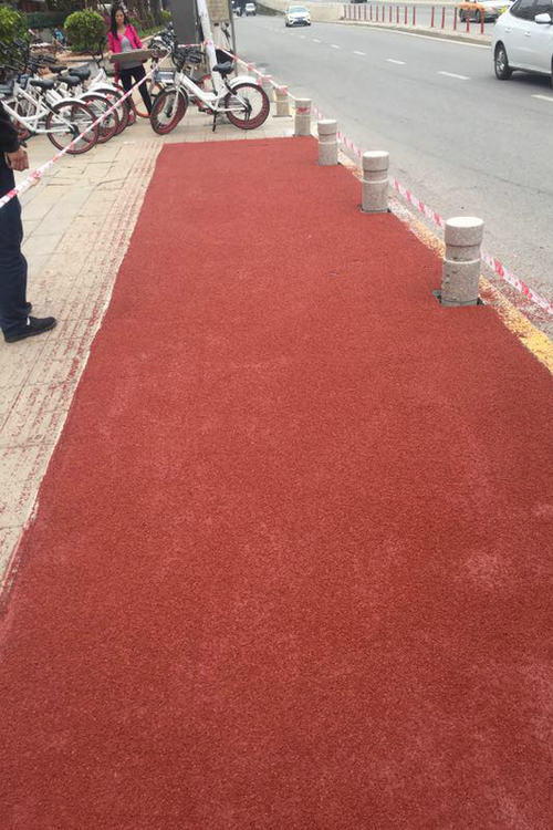 彩色陶瓷颗粒路面,彩色防滑路面是通过以下三个方面来实现其防滑作用